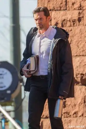 男神吴彦祖有新电影了!和金刚狼休叔一起,两人片场照身材超好