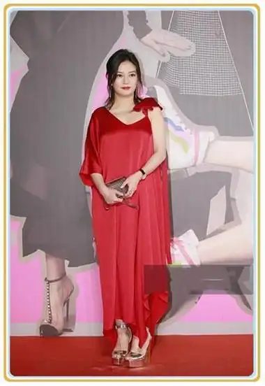 赵薇为博眼球,脚踩10cm恨天高走红毯,网友:真担心她会摔倒_网易订阅