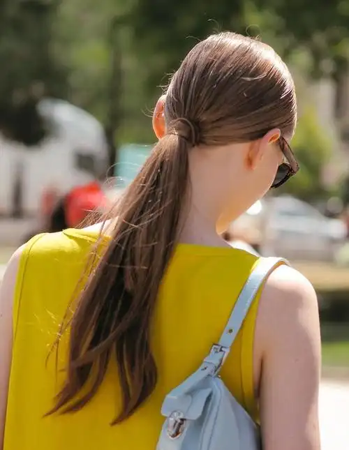 如果本身后脑勺就长得比较好的人,绑的低马尾会比较的圆润,弧度非常的