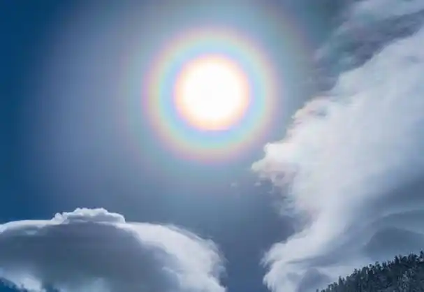 云南迪庆德钦县惊现罕见佛光云 天际五彩斑斓场景蔚然壮观