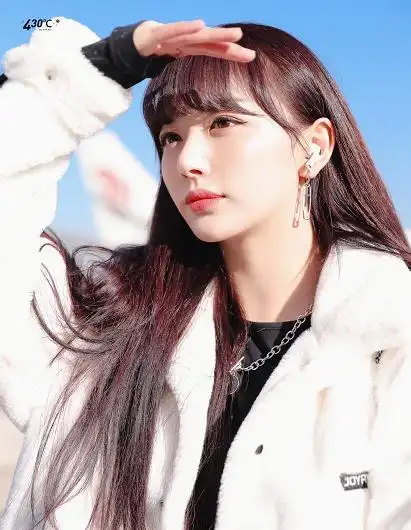 林小宅有男友,孔雪儿被曝和马伯骞同游日本,爱豆该不该谈恋爱?