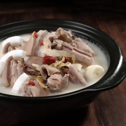 清汤羊,故名思意汤要清要吃到羊的原汁原味"先饮羊汤,再吃羊肉"一口清