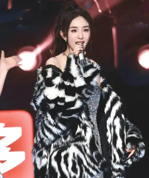 杨幂跨年晚会热舞,险走光,不愧是"少女幂",网友直呼好身材_亮片_观众