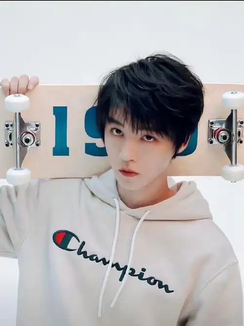 王俊凯牛仔套装机场路透