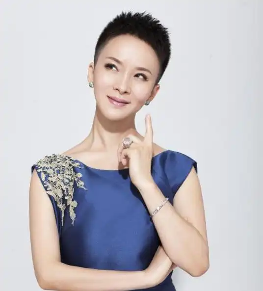 这几年谢兰拍戏不多,也推掉了很多好的片约,把生活的重心都留给了家庭