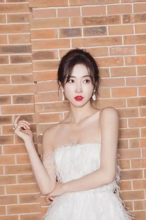 众美女谁最性感火辣_连衣裙_白色_黑色