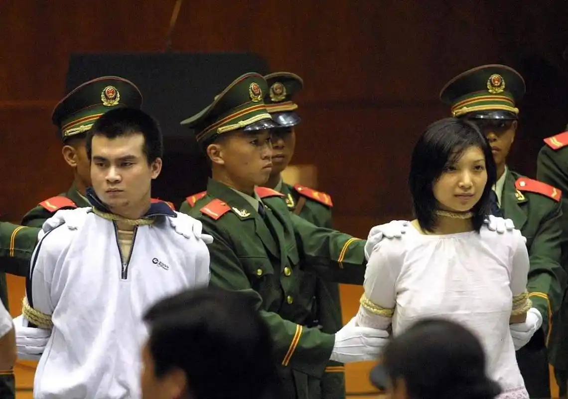 2002年,将被押赴刑场的刘冬梅,这个年轻漂亮的女孩,当时只有21岁,如今