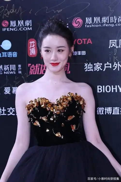 袁冰妍穿黑色碎金抹胸长裙走红毯气质高贵状态佳生图也没崩