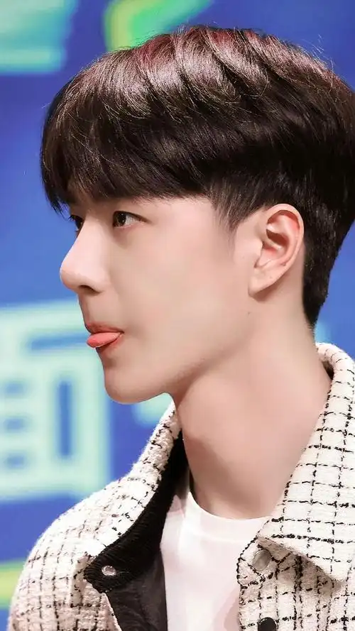 的王一博,三岁真的不能再多了,剪了短发之后的博宝显得是更加的软萌