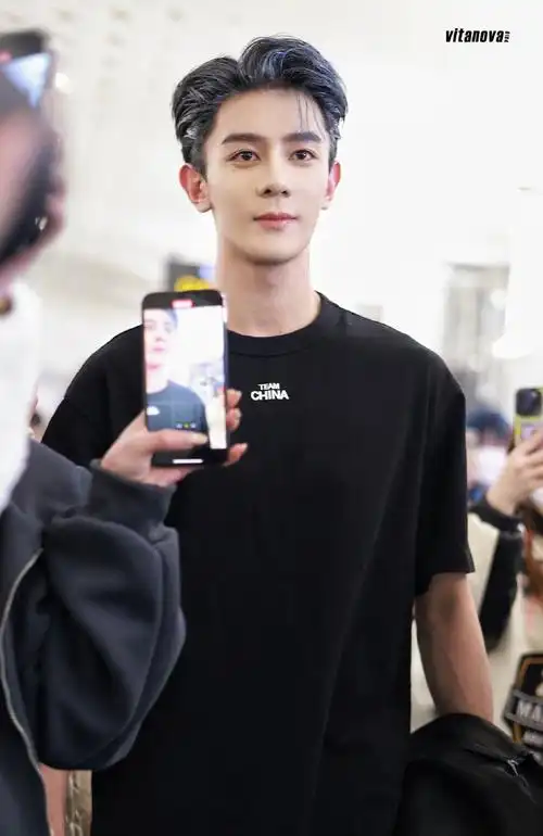 夏之光超话01#夏之光银发#    我去 辣么帅    @x玖少年团夏之光