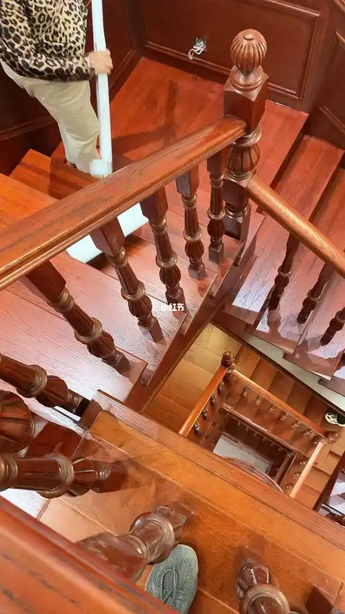 美国红橡实木楼梯别墅楼梯定制整木定制