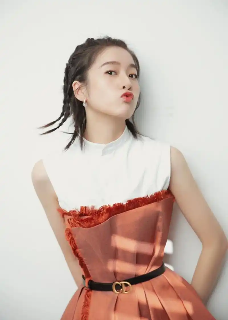 张雪迎sophie 身穿一袭橘红连衣裙,亮色衬托少女元气满满,搭配鞭炮辫