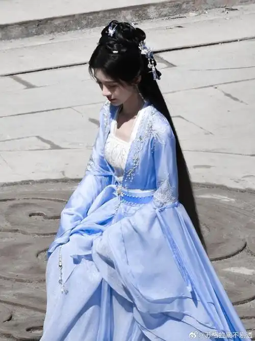 鞠婧祎在逃蓝精灵##鞠婧祎湖水蓝仙女裙##鞠婧祎姜黎非