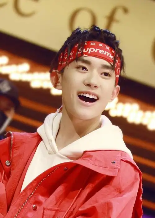 易烊千玺新发型