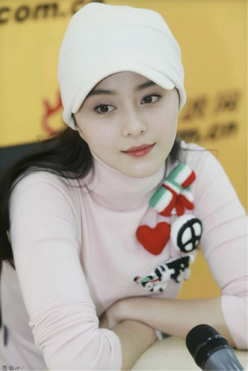 平台上分享了一组范冰冰在2005年时的照片,那时候的范冰冰才刚刚24岁