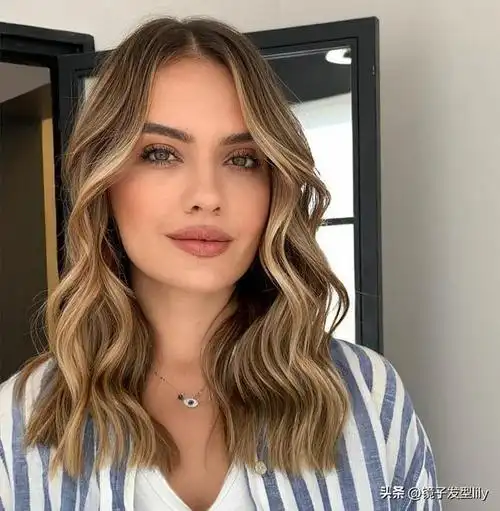 的欧美风发型,是层次偏低的搭配渐变染发的造型,独特时尚很有层次感