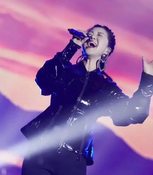 谭维维的1件裤子竟有4个裤脚?还戴4顶"假发"也是绝了,会玩_网易订阅