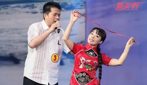 毕福剑和王二妮结婚 两人举止亲密胜似情人 毕福剑与王二妮结婚照