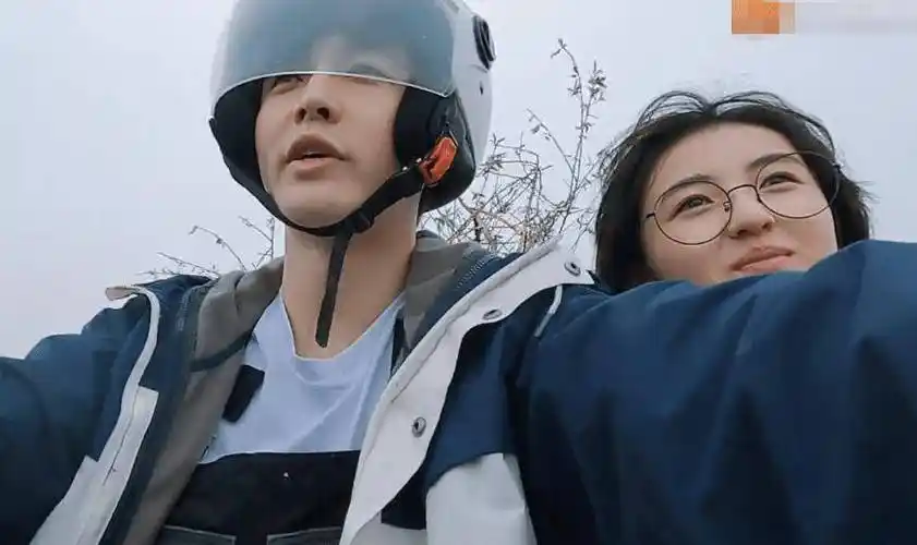 原创张子枫戴张艺兴的眼镜看到造型后网友满满的文艺范儿