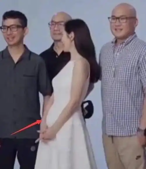 孙艺珍挺大肚高调复工!怀孕四个月终于有孕态,穿白裙大肚子明显