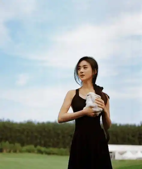 产后复出的赵丽颖似乎也开始走以前没有尝试过的熟女风格,最近的很多