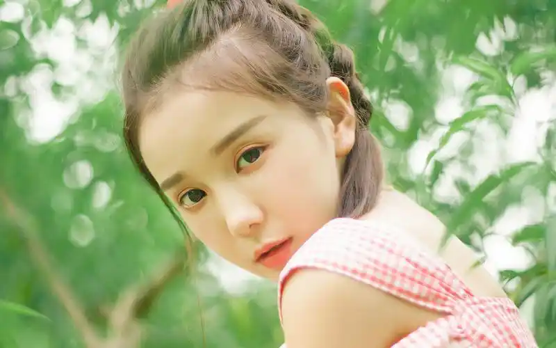 清纯可爱的美女绿色小清新写真桌面壁纸