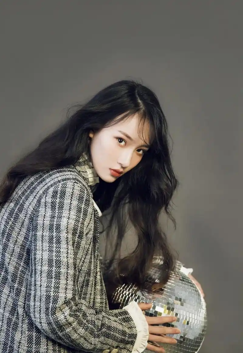 王梓莼,长相优雅甜美的素人校花