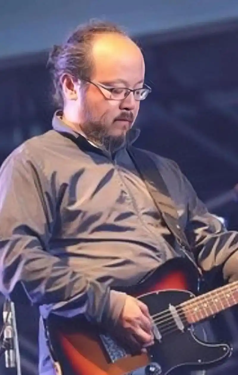 会不会弹键盘?窦唯的一个举动,让键盘手无地自容.