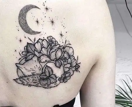 点线后背花卉狐狸纹身图案