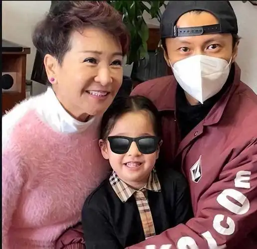 谢霆锋10岁女儿遭曝光,王菲发文:我好傻,竟然一直被蒙在鼓里