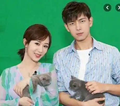 杨紫李现疑恋爱,网友扒出情侣装和手机壳,诸多细节引热议_动态_因为