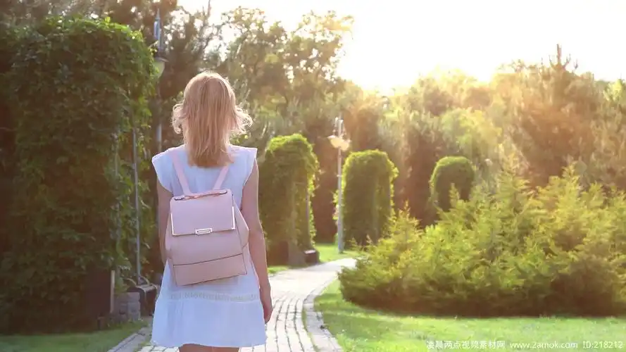 唯美美女行走背影视频素材