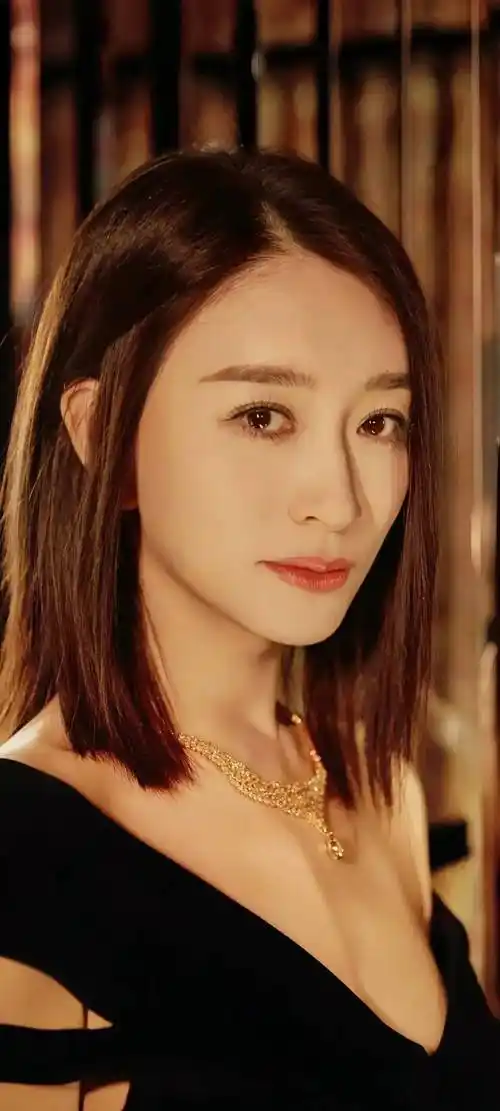 李小冉穿大领口无痕裙秀凹凸身材,尽显高级美-爱读书