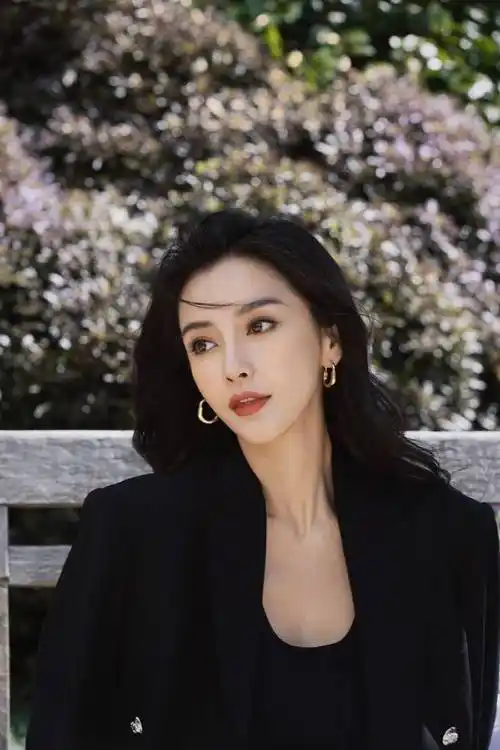 angelababy打网球青春感满满!全黑背心裙摩登时尚_运动_照片_写真