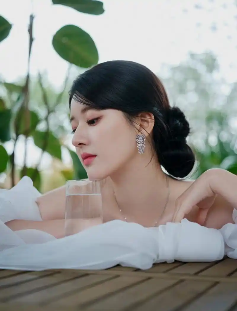 赵露思再穿纯美全白婚纱礼服  我在一场活动上再次看到了赵露思身穿