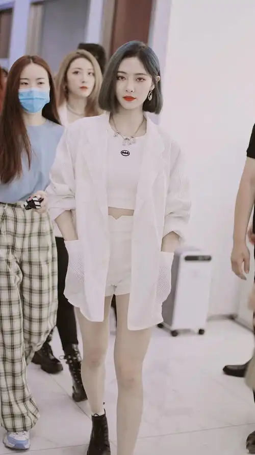 的白色上身,白色西装外套 白色紧身短t 白色短裤,身材好就不用多说了