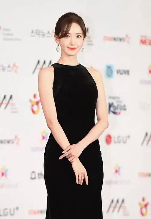 林允儿尴尬了,穿黑色礼裙走红毯,婀娜身材竟不及露出的脚趾抢镜