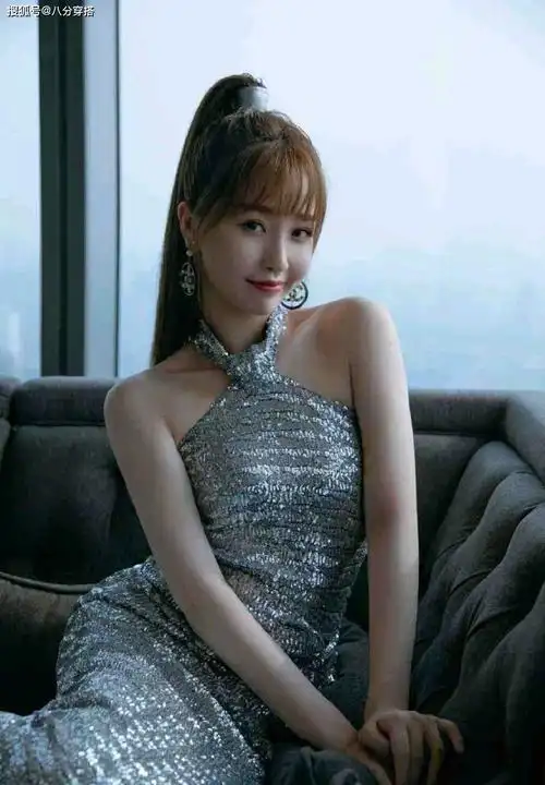 原创虞书欣时尚感爆棚,穿银色亮片连衣裙配高马尾洋气精致,成熟大气