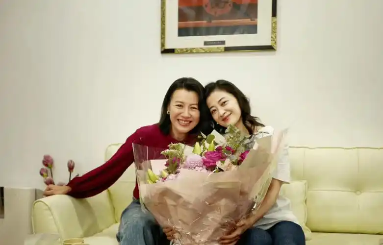 这一次探班梅婷,刘琳一亮相,就立刻成为了人群中的焦点,刘琳身上自带