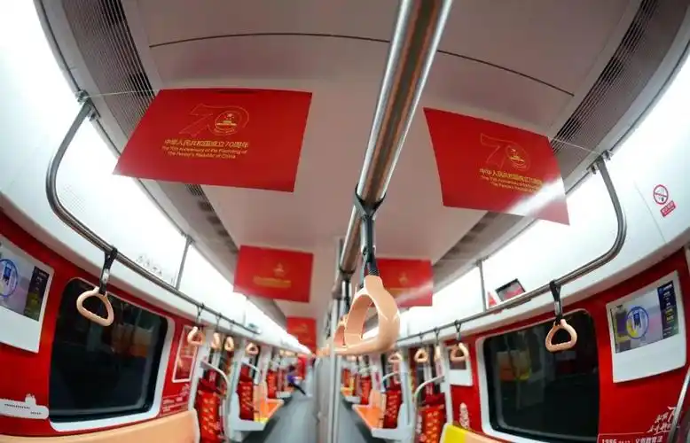 惊艳全城兰州地铁列车中国红亮相