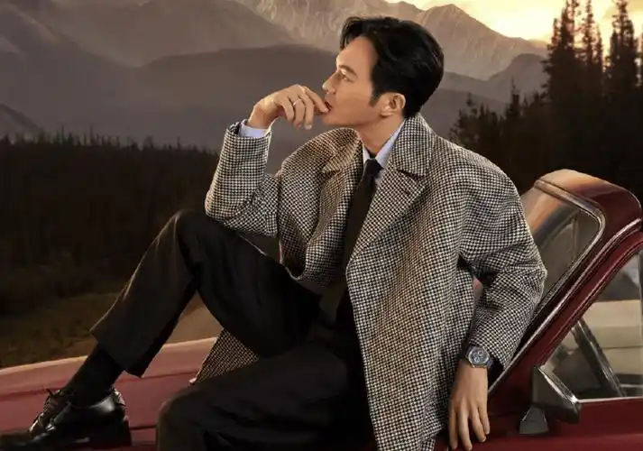 原创张智霖携妻拍大片搂袁咏仪入怀像霸总英伦复古风高级感十足