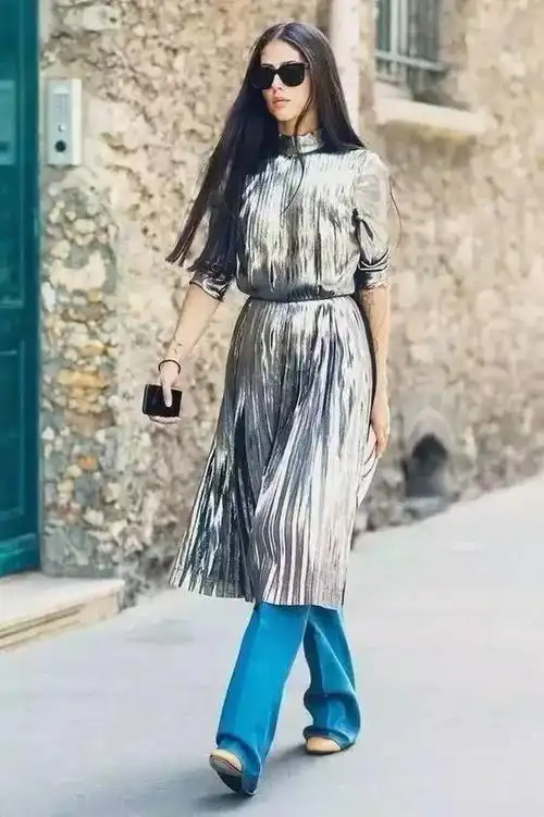 听说现在流行把裤子穿在裙子里面,就问你一句敢不敢?