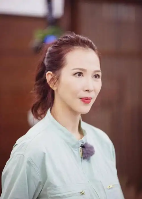 蔡少芬穿居家服爬山素颜蜡黄人干瘦就算不美颜也比普通人漂亮