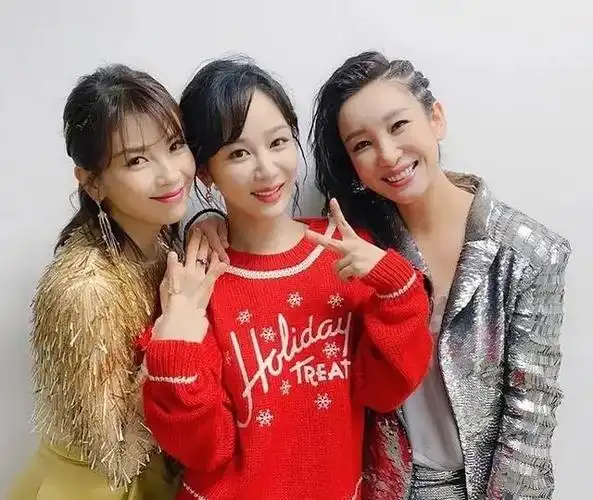 杨紫跟谁合影都很开心,只有和她们合照"冷漠脸",却反被心疼!