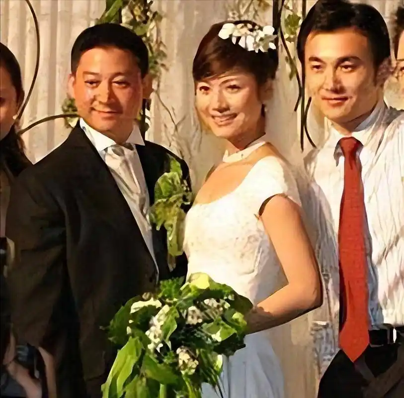 著名主持人吉雪萍,嫁富豪老公幸福美满,一女一儿凑成了一个好字