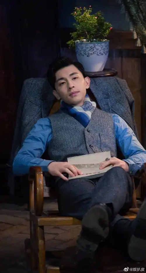 邓伦[超话]##邓伦民国清冷气质#电视剧《夜旅人》正式官宣啦!