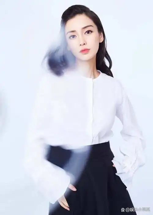 杨颖的演艺事业因为有了这个强大支持者的支持,显然变得更加顺利.