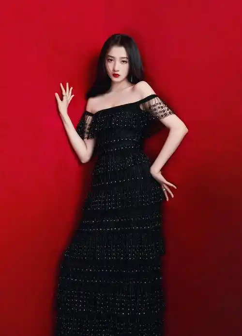 关晓彤穿一字肩钻石长裙优雅大气,尽显御姐气质_礼服