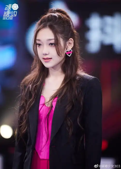 亮丽玫红套装光彩夺目"顽皮老板"@硬糖少女303-希林娜依高享受极致