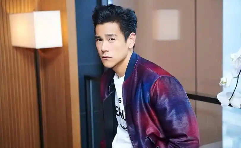 41岁彭于晏单身7年,遛狗解闷,给爱犬捡屎还请路人喝酒聊天_居民_网友